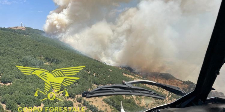 Ripartito l’incendio a Padru e fiamme a Guspini: in azione i mezzi aerei