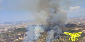Inferno di fuoco in Sardegna, incendi a Talana, Macomer e Serrenti. A Furtei due canadair