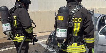 Auto prende fuoco a Olbia, paura e intervento dei Vigili del Fuoco