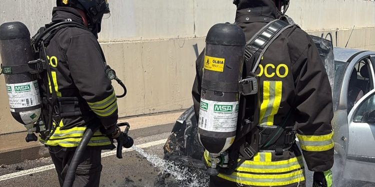Auto prende fuoco a Olbia, paura e intervento dei Vigili del Fuoco