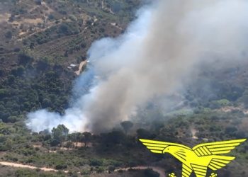 Fiamme nel territorio di Burcei, in azione l’elicottero della Forestale