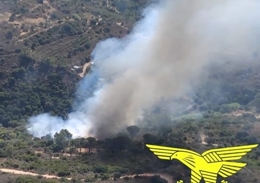 Fiamme nel territorio di Burcei, in azione l’elicottero della Forestale