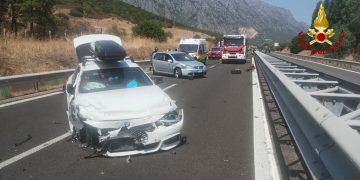 Grave incidente sulla SS 131 dcn: tre persone ferite e strada chiusa