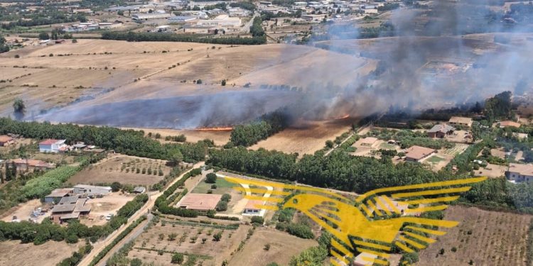 Vento e afa, incendi in Sardegna: fiamme a Carbonia e San Nicolò d’Arcidano