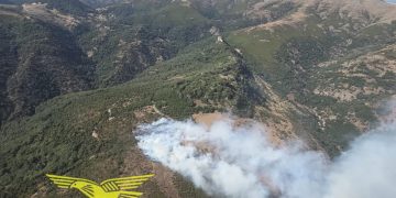 Vasto incendio a Desulo, tre elicotteri sul posto