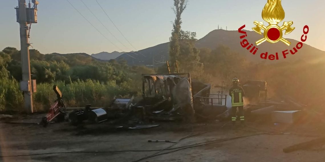 Paura a Olbia, in fiamme deposito attrezzi e bombole di acetilene