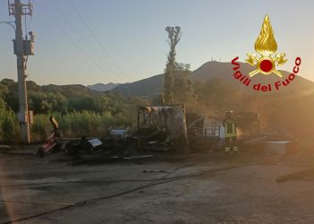 Paura a Olbia, in fiamme deposito attrezzi e bombole di acetilene