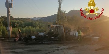 Paura a Olbia, in fiamme deposito attrezzi e bombole di acetilene