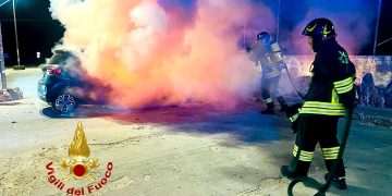 Auto in fiamme a Olmedo, intervento dei Vigili del Fuoco