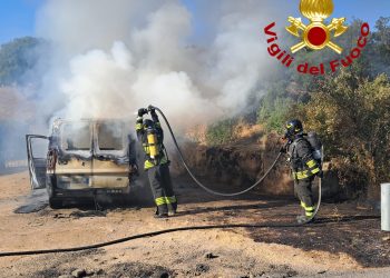 Auto prende fuoco sulla SS 125: intervento dei Vigili del Fuoco