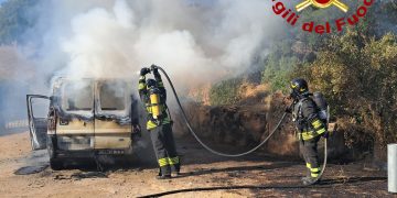 Auto prende fuoco sulla SS 125: intervento dei Vigili del Fuoco