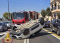 Olbia, con l’auto urta vettura parcheggiata e si ribalta: una donna ferita