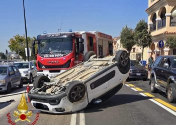 Olbia, con l’auto urta vettura parcheggiata e si ribalta: una donna ferita