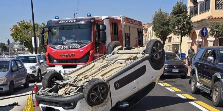Olbia, con l’auto urta vettura parcheggiata e si ribalta: una donna ferita