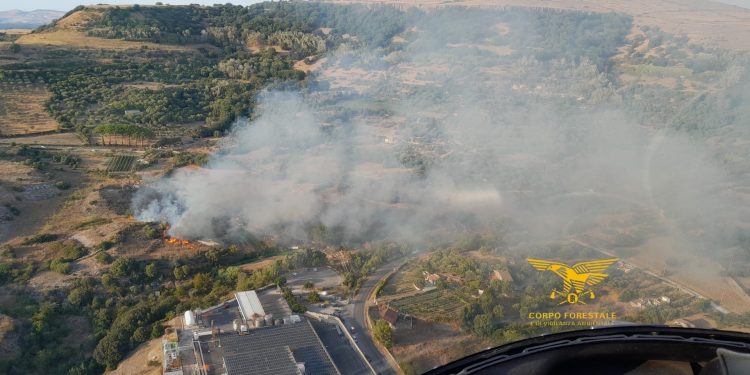 Incendio a Thiesi, sul posto l’elicottero della Forestale