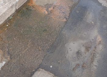 Vergogna a Capoterra, da oltre un mese una perdita d’acqua: “Abbanoa e il Comune se ne sbattono”