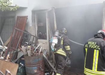 Fiamme nel locale per la lavorazione del ferro: Vigili del Fuoco al lavoro