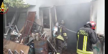 Fiamme nel locale per la lavorazione del ferro: Vigili del Fuoco al lavoro