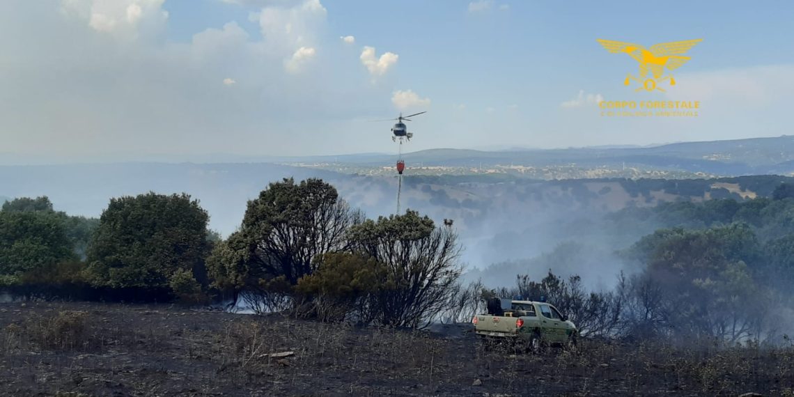 Vasto incendio a Bitti, in azione l’elicottero e il Super Puma