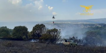 Vasto incendio a Bitti, in azione l’elicottero e il Super Puma