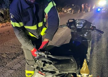 Paura a Cannigione, un motociclo investe un cinghiale: due feriti