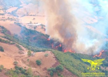 Vastissimo incendio a Samugheo, in azione elicotteri e un canadair