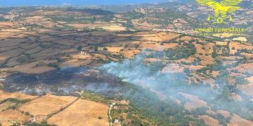 Fiamme a Osilo, due elicotteri in azione