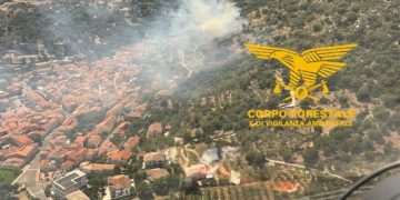 Paura a Bottidda, le fiamme vicino all’abitato: 4 nuclei familiari evacuti