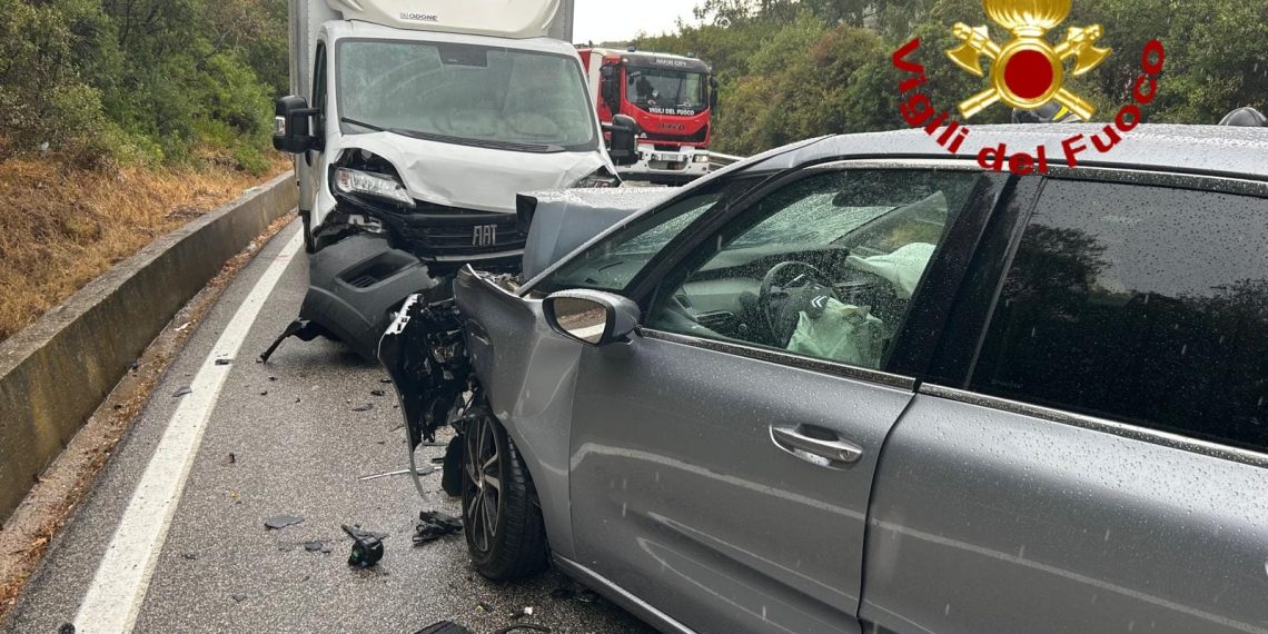 Scontro frontale tra auto e furgone: sette feriti