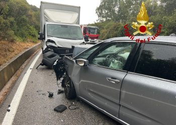 Scontro frontale tra auto e furgone: sette feriti