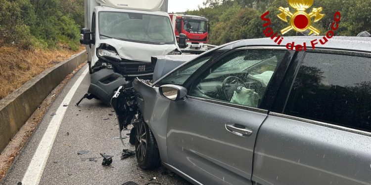 Scontro frontale tra auto e furgone: sette feriti