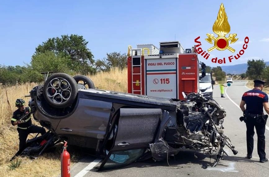 Anela, auto si ribalda ed esce di strada: un ferito