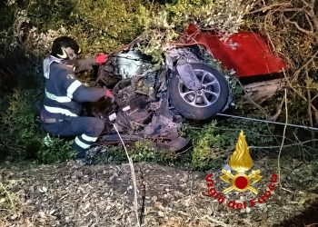 San Pantaleo, escono di strada e finiscono in un fossato: tre feriti