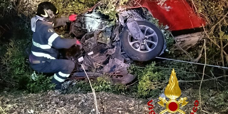 San Pantaleo, escono di strada e finiscono in un fossato: tre feriti