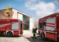 Paura a Santa Giusta, in fiamme un capannone: in azione i Vigili del Fuoco