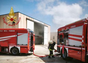 Paura a Santa Giusta, in fiamme un capannone: in azione i Vigili del Fuoco