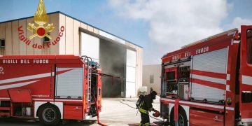 Paura a Santa Giusta, in fiamme un capannone: in azione i Vigili del Fuoco