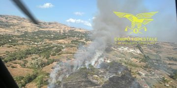 Fiamme a Bari Sardo e Codrongianos: in azione i mezzi aerei