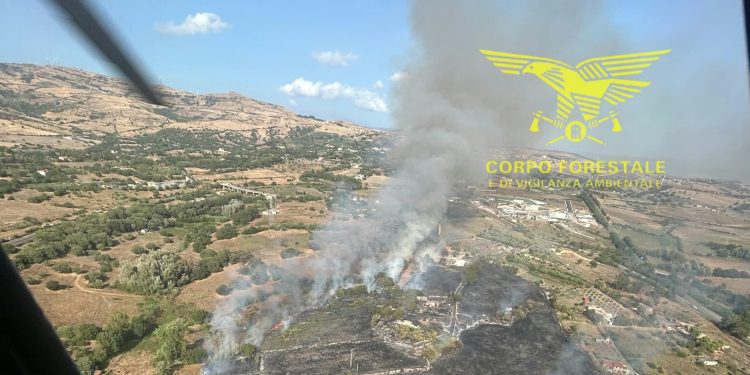 Fiamme a Bari Sardo e Codrongianos: in azione i mezzi aerei
