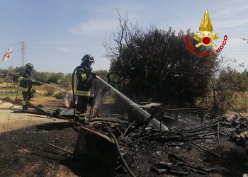 In fiamme casa rurale a Orosei, intervento dei Vigili del Fuoco