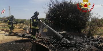 In fiamme casa rurale a Orosei, intervento dei Vigili del Fuoco