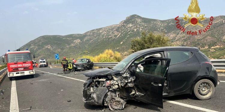 Scontro tra due auto sulla 125 Var nel territorio di Sinnai: tre feriti in codice rosso
