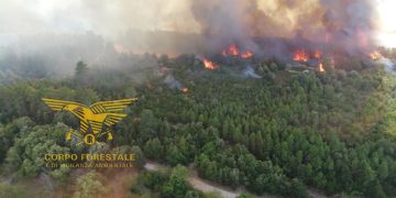 Fiamme ad Arzana, tre elicotteri sul posto