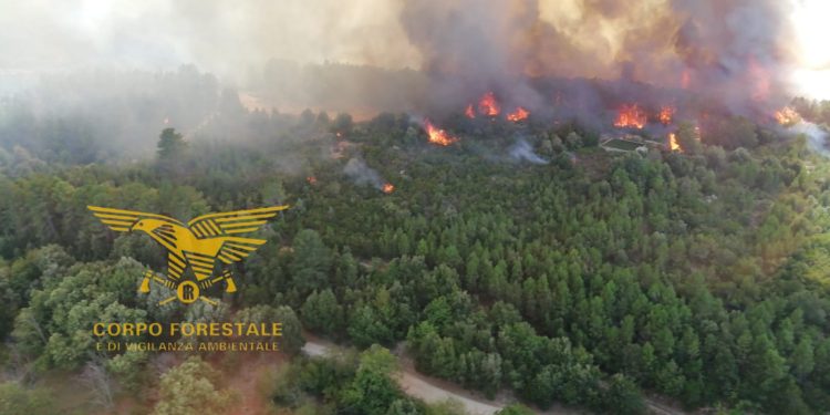 Fiamme ad Arzana, tre elicotteri sul posto