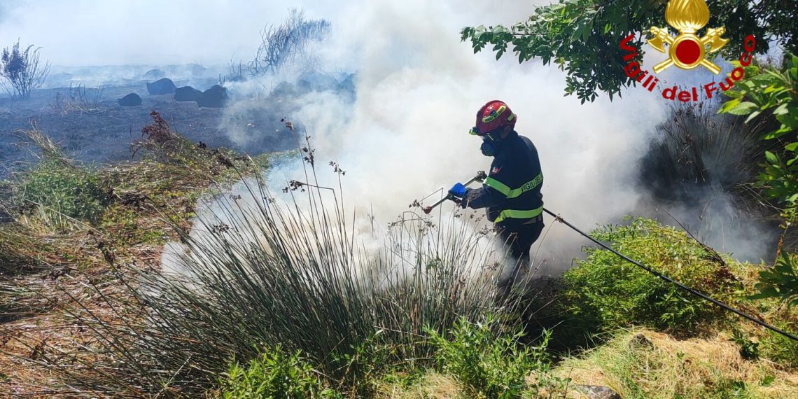 Fiamme a Siniscola, in azione i mezzi aerei