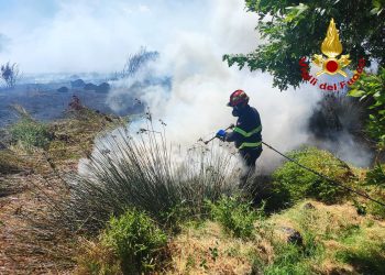 Fiamme a Siniscola, in azione i mezzi aerei