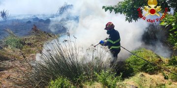 Fiamme a Siniscola, in azione i mezzi aerei