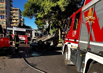 Paura a Cagliari, scontro tra due auto e una si ribalta: una persona ferita