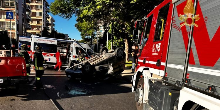 Paura a Cagliari, scontro tra due auto e una si ribalta: una persona ferita