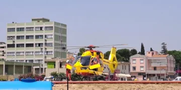Ragazza di 18 anni sul sup travolta e ferita da un barchino di migranti